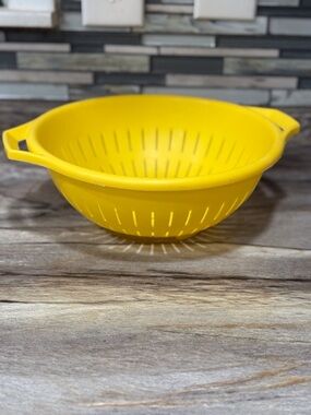 Vintage Yellow Plastic Colander Strainer 11” Retro Kitchen.